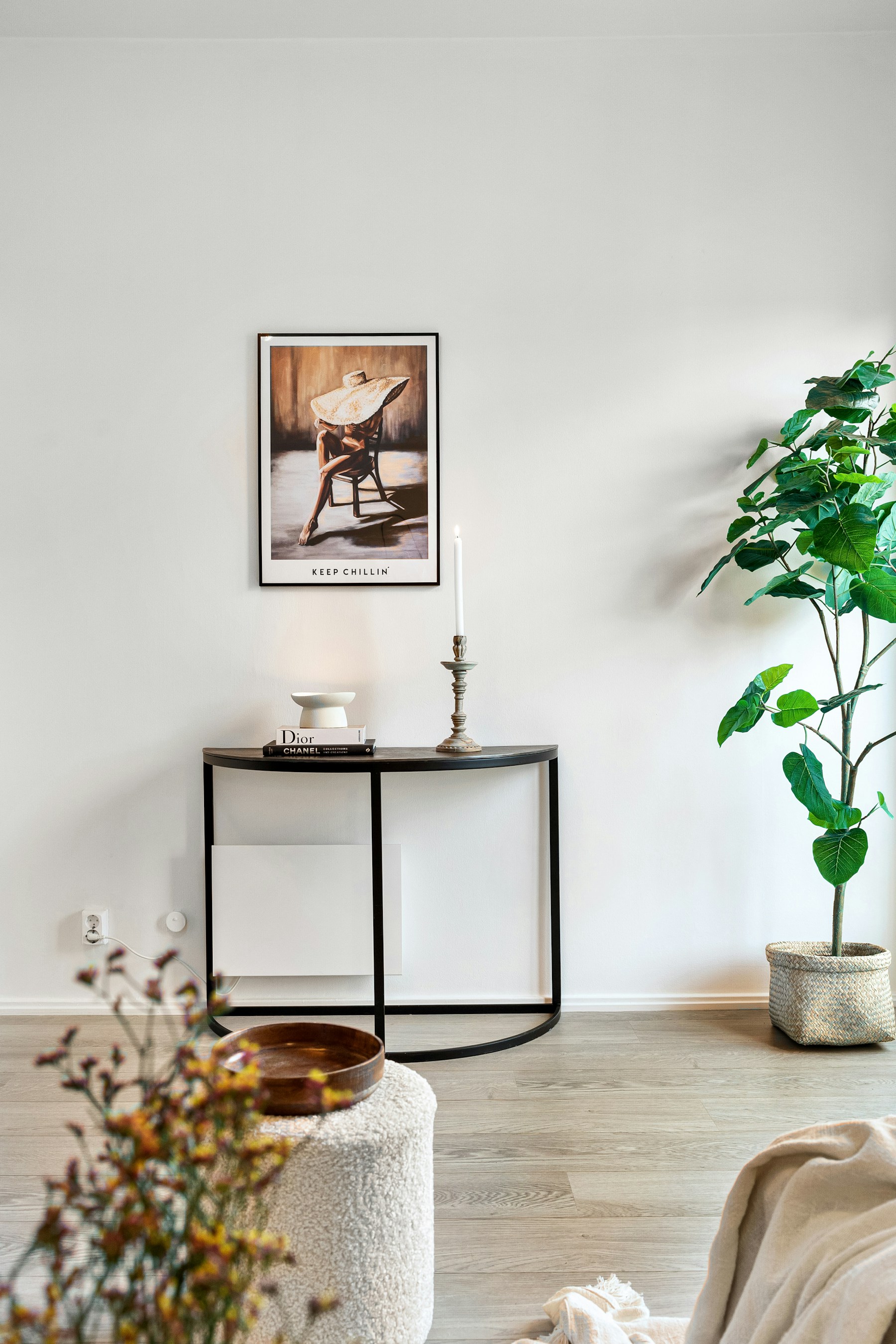 Intérieur lumineux aux murs blancs — photographie d’ambiance